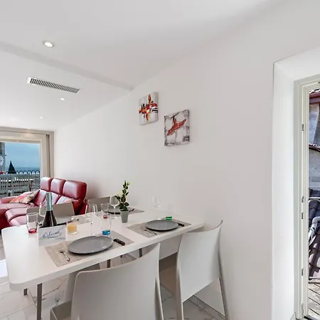 Red And Yellow - Happy Appartement