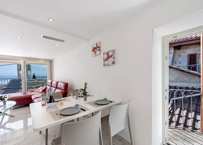 Red And Yellow - Happy Apartament