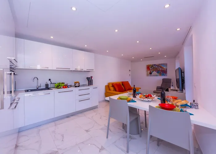 Red And Yellow - Happy Apartament