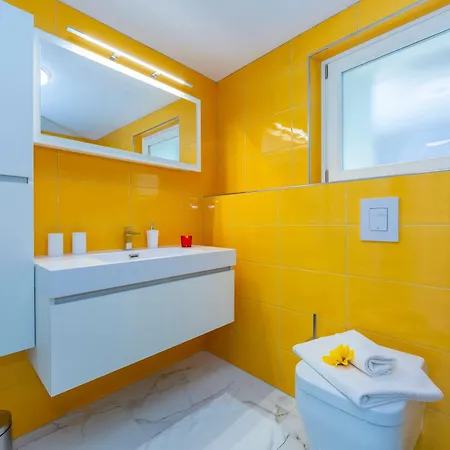 Red And Yellow - Happy Ronco sopra Ascona