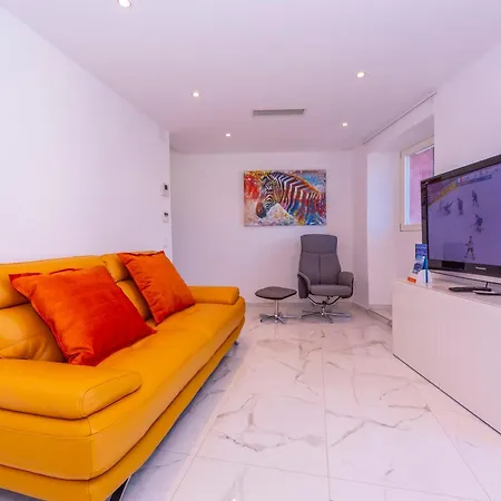 Apartamento Red And Yellow - Happy