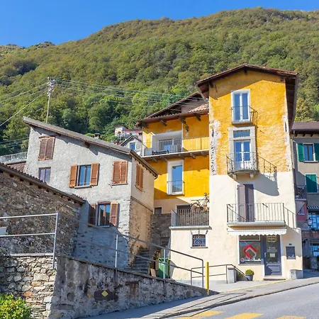 Red And Yellow - Happy Apartamento