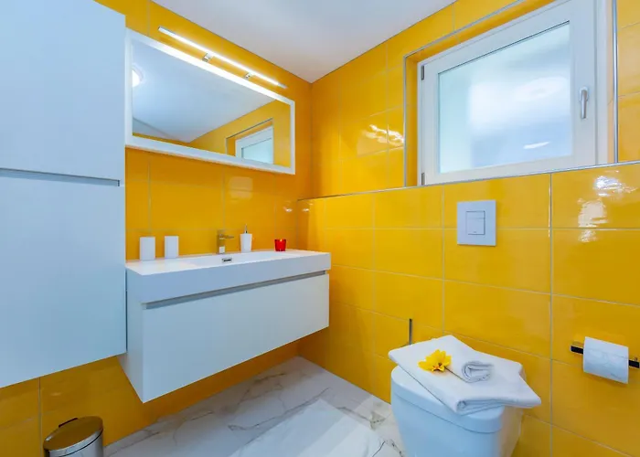 Red And Yellow - Happy רונקו סופרה אסקונה