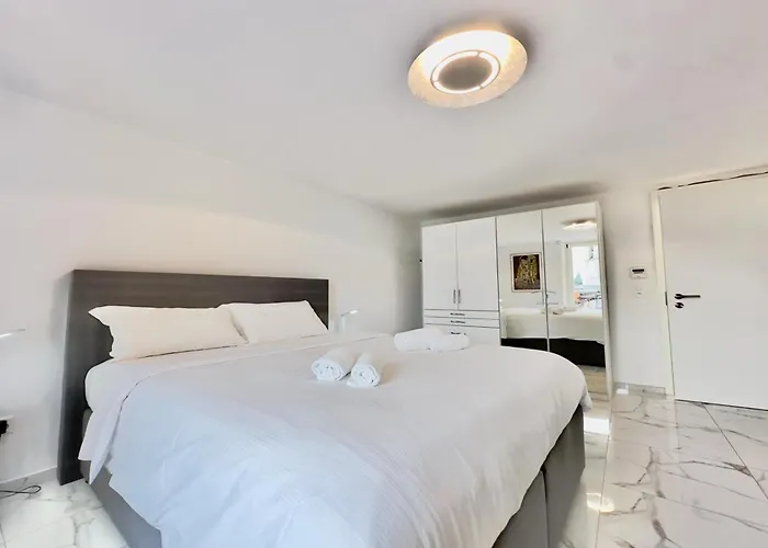 דירה Red And Yellow - Happy *