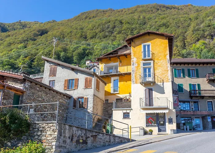 Red And Yellow - Happy דירה