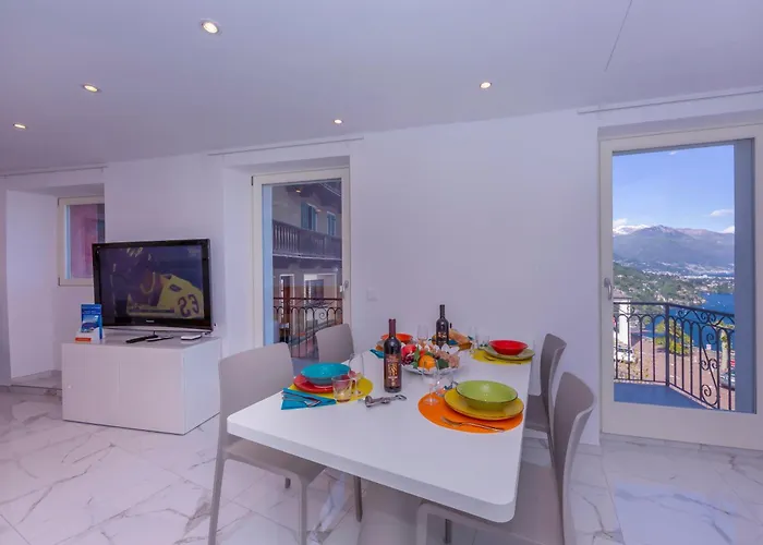 Red And Yellow - Happy * Ronco sopra Ascona